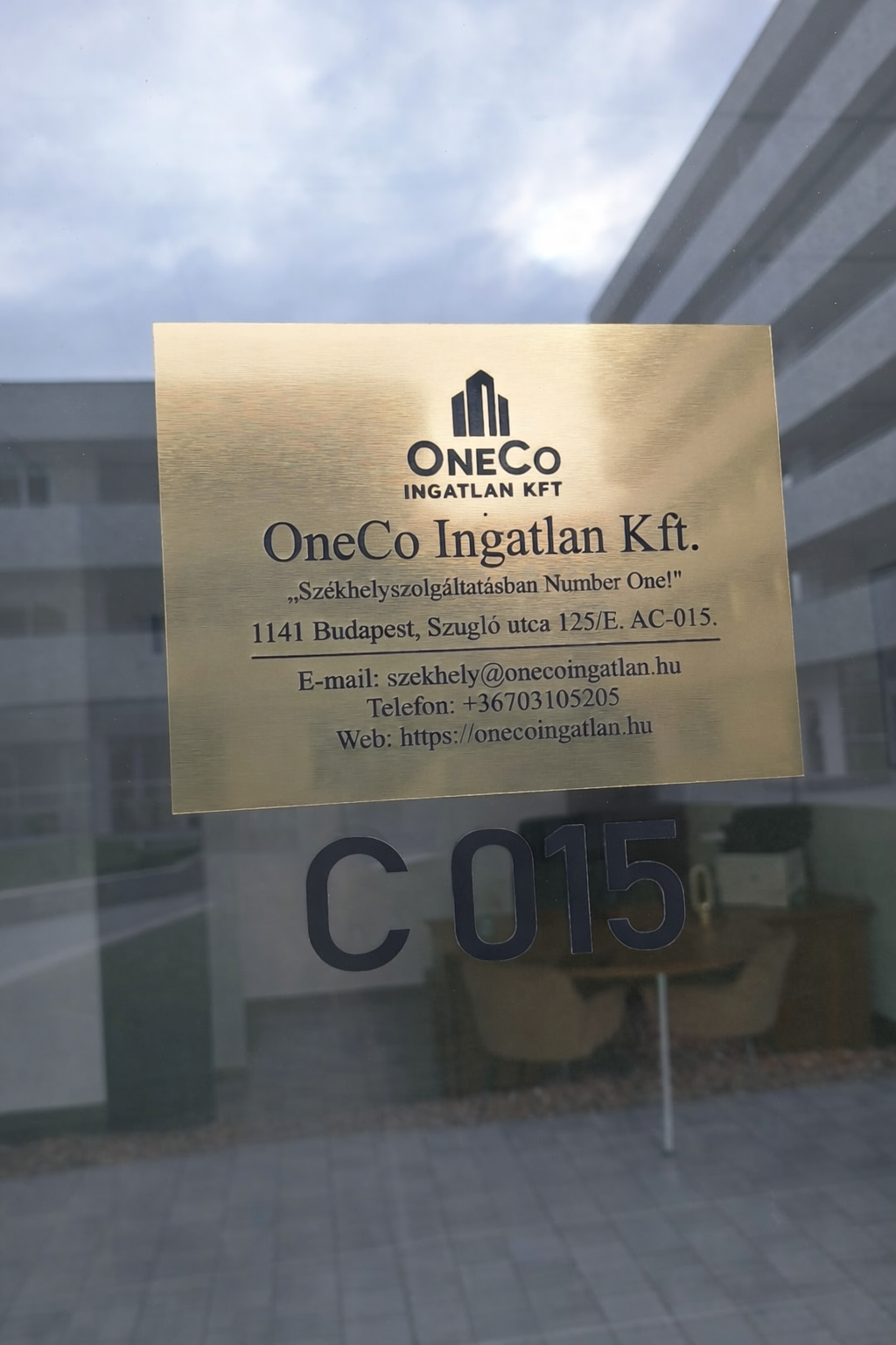 OneCo cégtábla